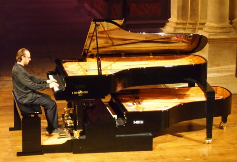 Prosseda playing the 'piano pédalier'