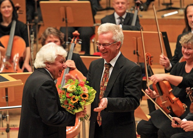 Orchestervorstand Georg Heimbach bedankt sich bei Dmitrij Kitajenko für die 30-jährige künstlerische Zusammernarbeit (c) Remy Franck