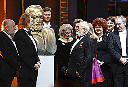 Penderecki vor der Büste, die ihm das Teatr Wielki schenkte (c) Bruno Fidrych