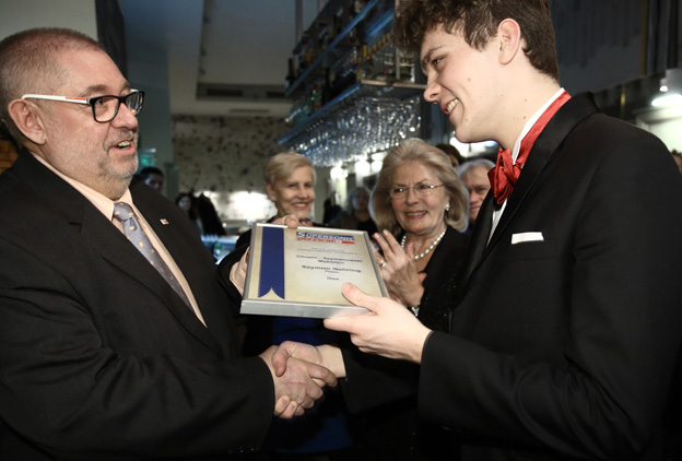 Remy Franck presented Szymon Nehring his Supersonic Award Diploma after the concert at a reception hosted by Elzbieta Penderecka (center) (c) Bruno Fydrich