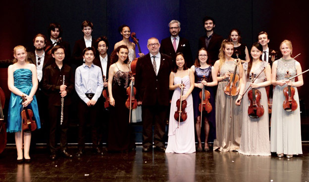 ICMA-Präisident Remy Franck zusammen mit den jungen Musikern und Akademie-Leiter Drazen Domjanic