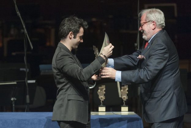 ICMA Young Artist of the Year Pablo Ferrandez receiving his trophy from Luis Sunen (Scherzo) (c) Juantxo Egana